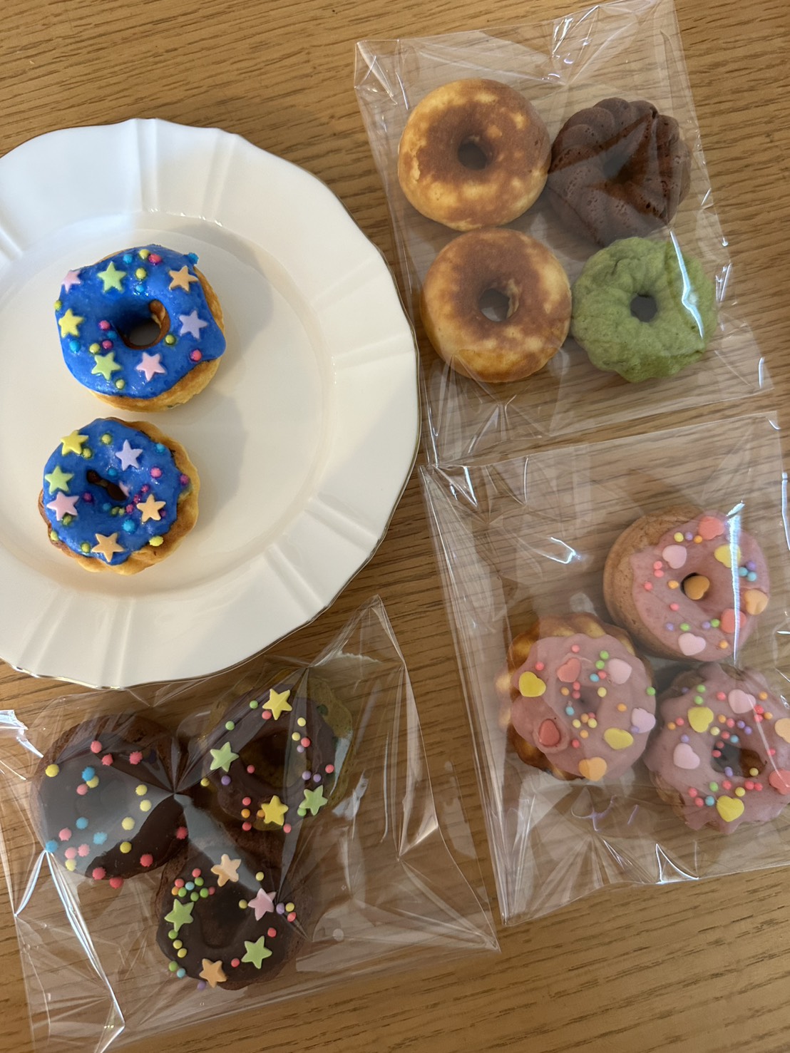 カラフルにデコレーションされた低糖質ミニドーナツ。ブルー・ピンク・チョコレートのアイシングにカラフルなスプリンクルが散りばめられている