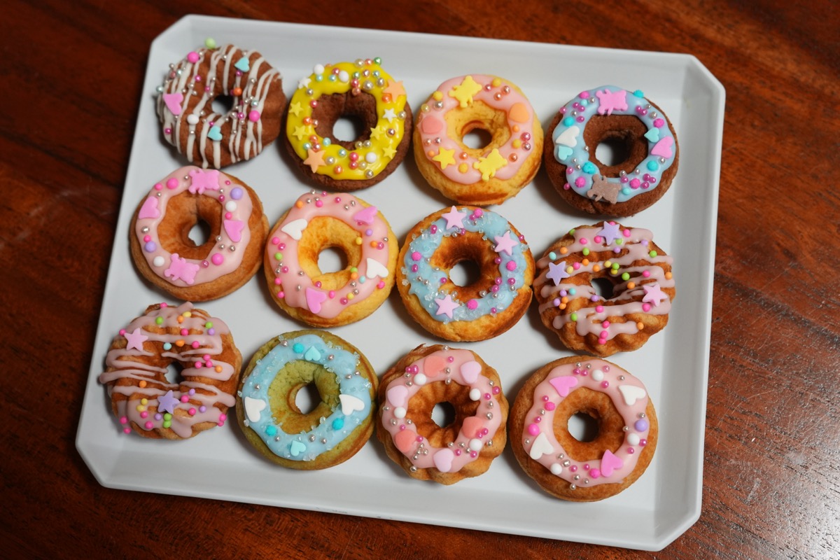 ピンクとイエローのアイシングでデコされた焼きドーナツ